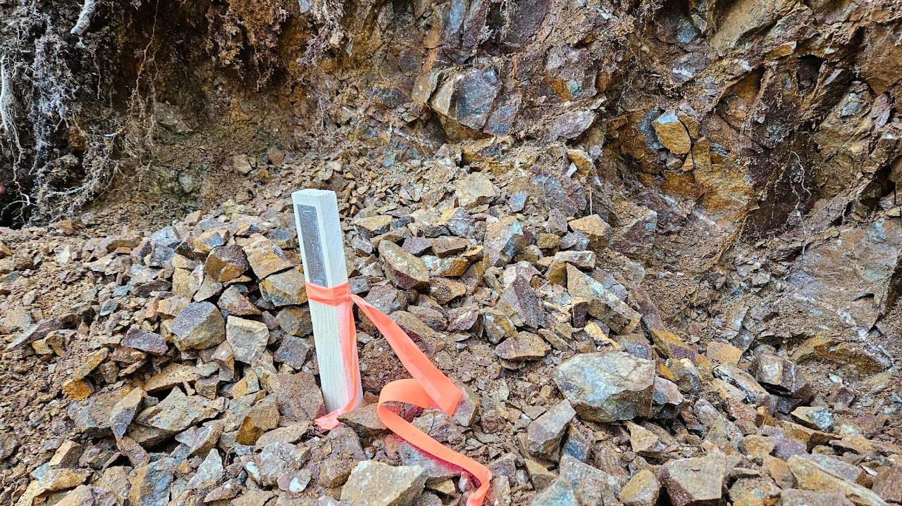 Allies mineralized rock or workings